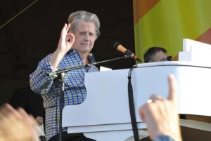Brian Wilson otro de los músicos sordos que declaro tener sordera prematura