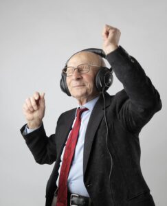 anciano oyendo música