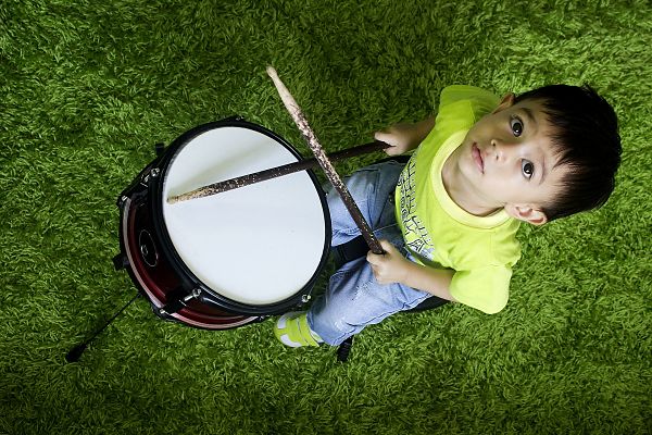 Niño percusión