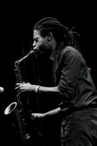 tocar el saxofón jazz