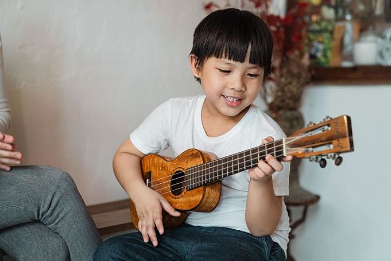 Niño ukelele