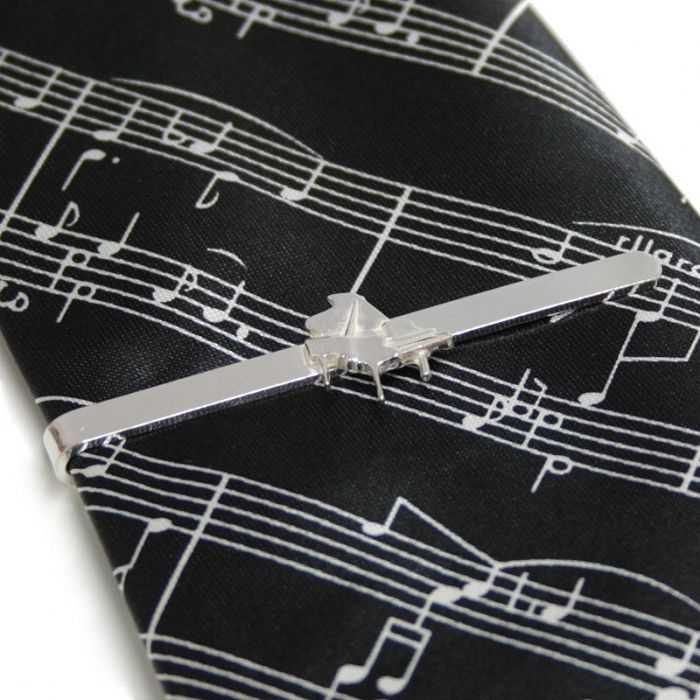 Pasador de corbatas con un piano