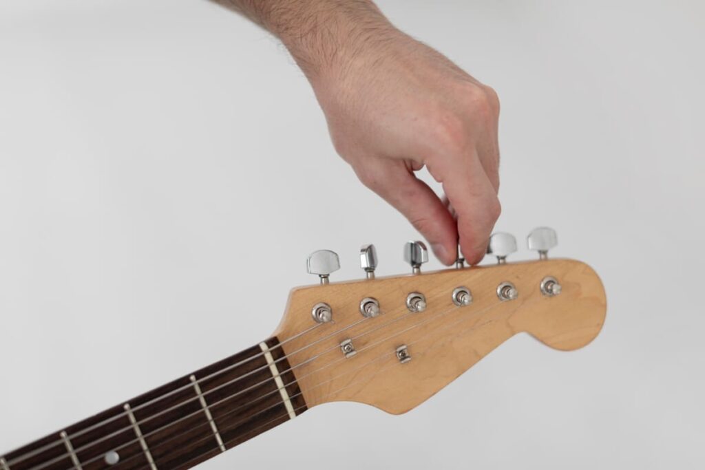 partes de una guitarra clavijas y clavijero