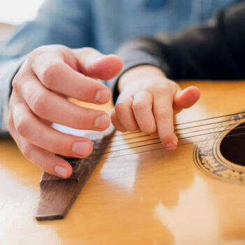 Cuáles son los beneficios de tocar un instrumento musical