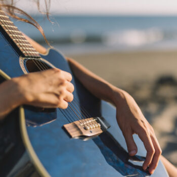 Cuidar de tus instrumentos musicales de cuerda en verano