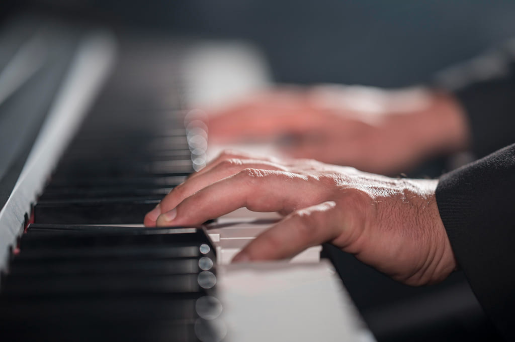 beneficios de tocar instrumentos musicales