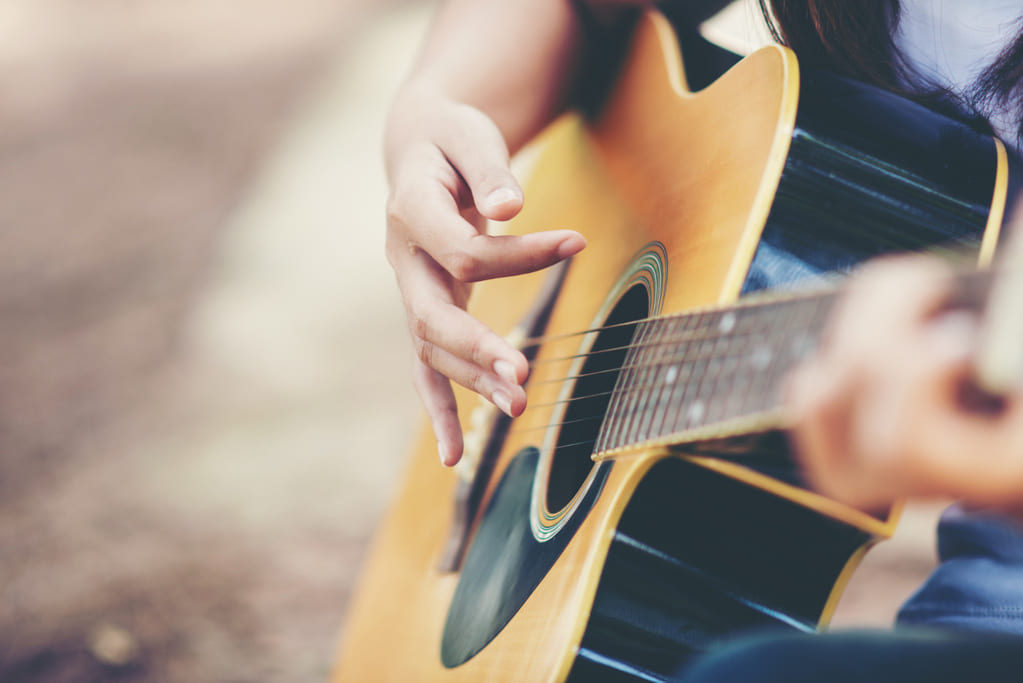 con qué frecuencia hay que afinar una guitarra para que al tocar suene bien