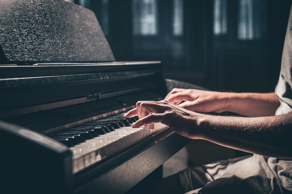 como superar el miedo escenico persona tocando el piano