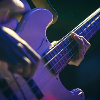 Cuál es la diferencia entre un bajo y una guitarra eléctrica