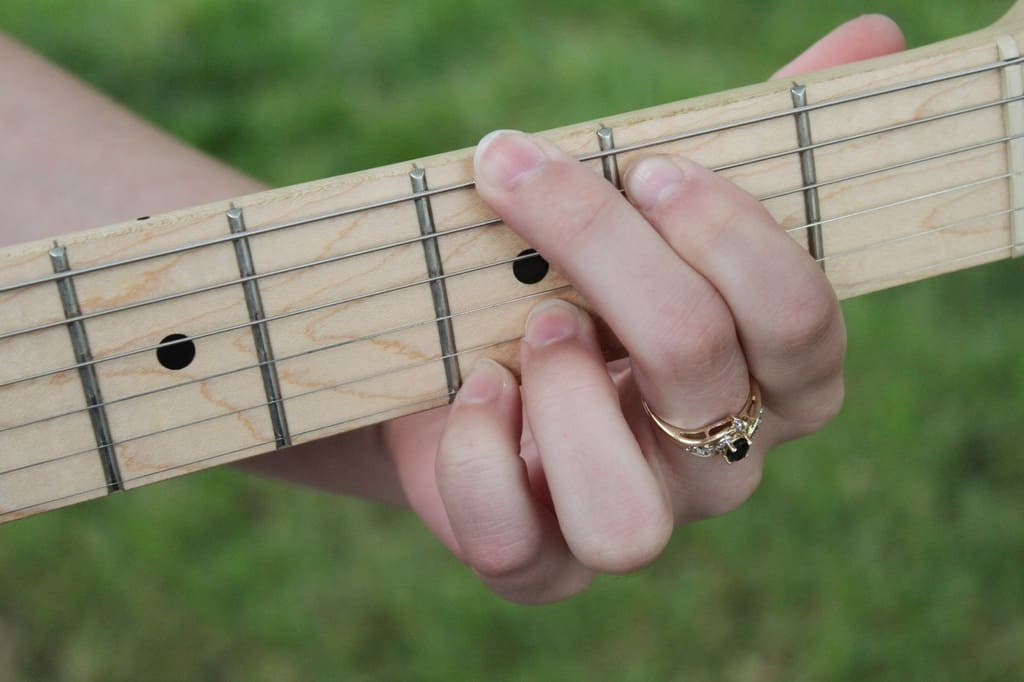 diferencia entre bajo y guitarra eléctrica
