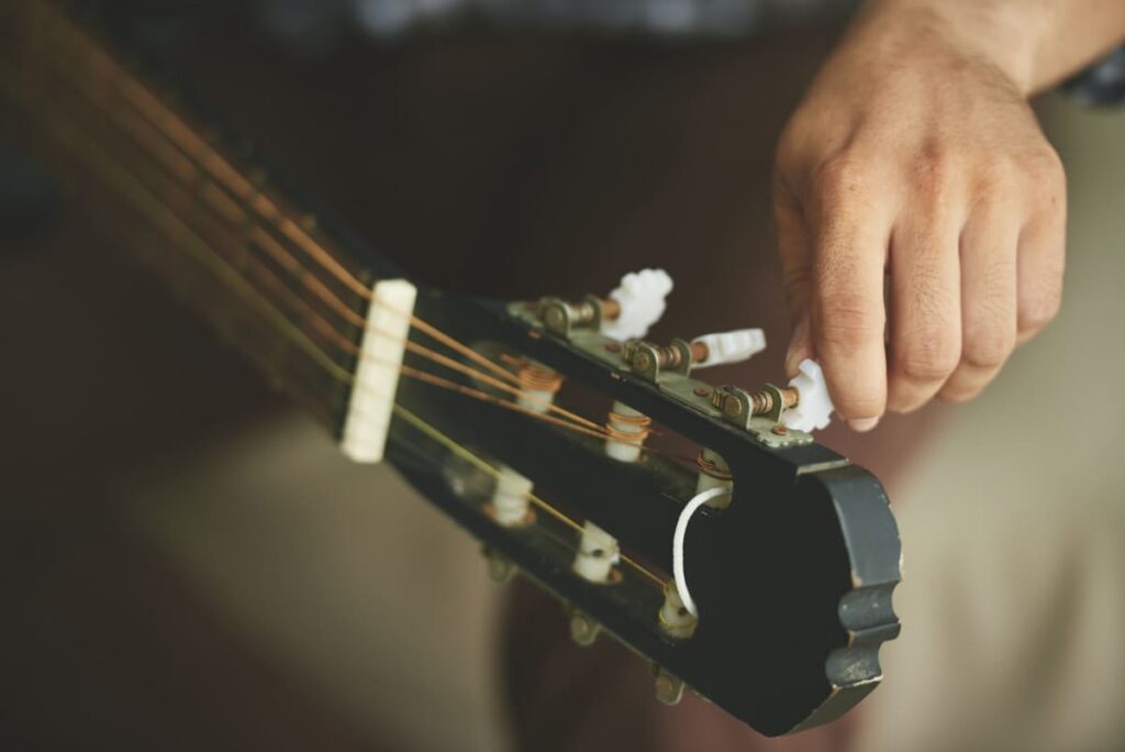 diferencia clavijero y pala guitarra acústica y clásica