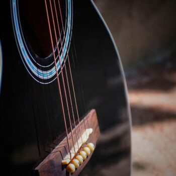 diferencia entre guitarra acústica y española